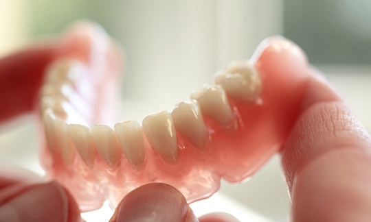 Jakie są różnice między protezą a implantem zębowym?